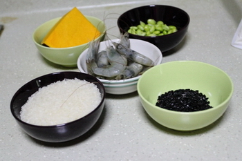 鲜虾南瓜米饭的做法步骤1