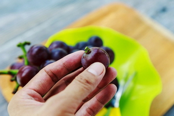 巧洗葡萄，吃葡萄不吐葡萄皮的步骤2