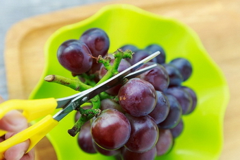 巧洗葡萄，吃葡萄不吐葡萄皮的步骤1