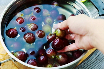 巧洗葡萄，吃葡萄不吐葡萄皮的步骤8