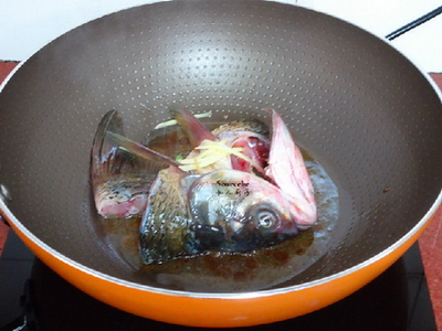 鱼头丝瓜汤的做法步骤3