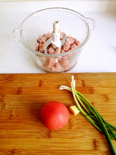 瘦肉西红柿小馄饨的做法步骤1