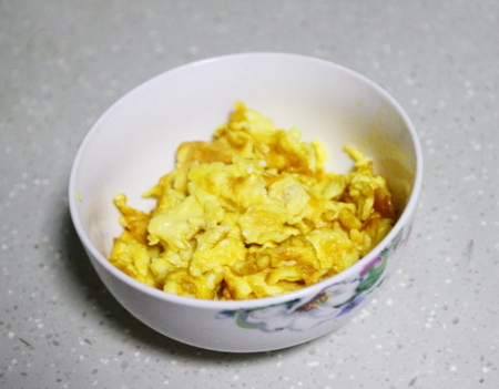 鸡蛋炒北极虾的做法步骤4