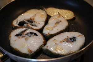 南瓜汁烩银鳕鱼的做法步骤1