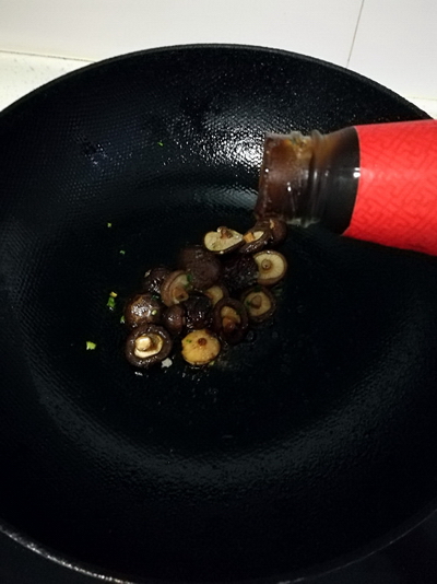 快手菜香菇西兰花的做法步骤3