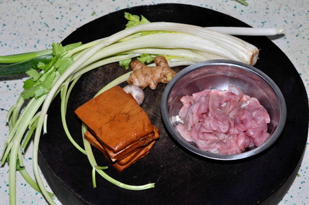 豆腐干炒肉丝的做法步骤1