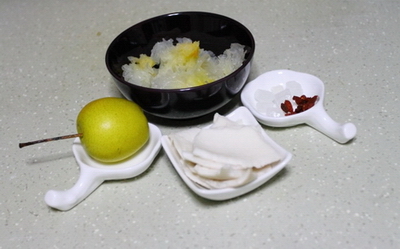 椰肉银耳梨汤的做法步骤1