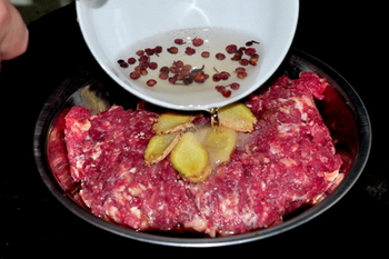 生椒干煵牛肉面的做法步骤2