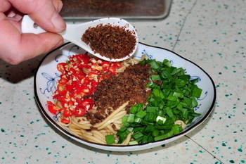 生椒干煵牛肉面的做法步骤12
