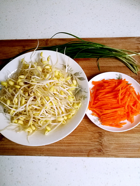 韭菜豆芽胡萝卜卷饼的做法步骤2