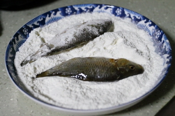 椒盐香酥炸鱼的做法步骤3
