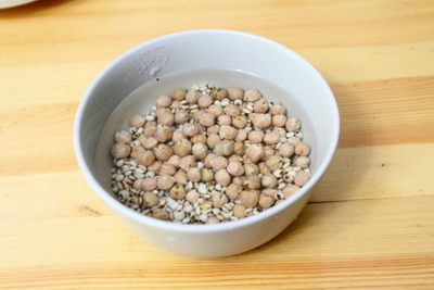 薏米鹰嘴豆排骨汤的做法步骤3