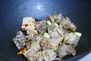 红萝卜烧鸭肉的做法步骤3
