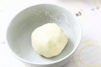 蛋黄酥的做法步骤2