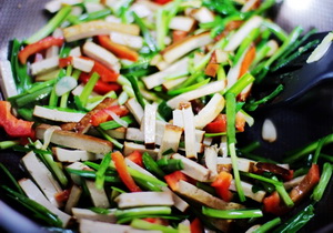 韭菜炒熏干的做法步骤6