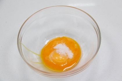 蛋黄溶豆的做法步骤1
