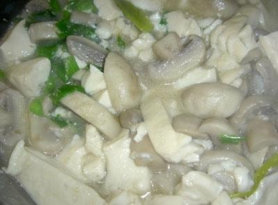 蘑菇炖豆腐的做法步骤