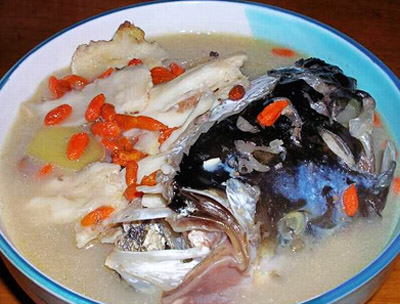 松蘑鲢鱼头汤的做法步骤