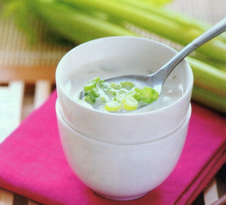 (1)奶香芹菜汤的做法步骤